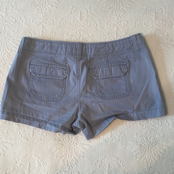 Old Navy Favorite Khakis Gray 3 1/2 Low-Rise Shorts EUC Size 4 - Picture 2 of 5